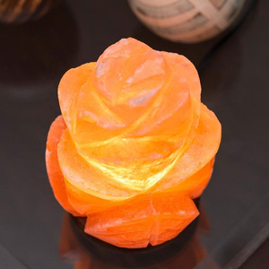 โคมไฟเกลือหิมาลัยสีแดงธรรมชาติ งานฝีมือประณีต พร้อมฐานไม้ สำหรับห้องนอน ห้องนั่งเล่น และตกแต่งบ้าน - Product Image 2