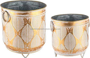 Jardinière en métal avec brosse noire et motif de fleurs pour la décoration intérieure de la maison et du jardin. - Product Image 4