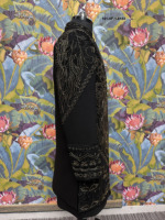 Manteau de marié Imperial Jet Black TR Lachka Base Sherwani avec chaîne hexagonale à perles et motif Phénix doré à ailes épanouies