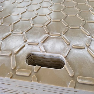 Tapis de protection du sol à motif hexagonal pour véhicules d'entretien de fermes solaires, renforcé pour une mobilité accrue et des panneaux durables - Product Image 4