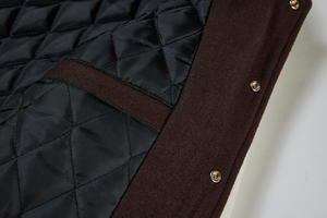 Veste varsity marron pour homme avec manches blanches, coupe classique, col rabattu, fermeture boutonnée, couleur unie, vêtement décontracté pour l'automne - Product Image 6