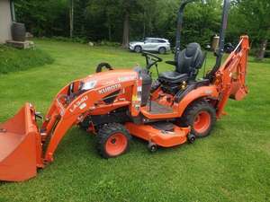 Tractor de Jardín Compacto Kubota BX23S con Motor de 22HP, Tracción en las Cuatro Ruedas y Retroexcavadora con Cargador Frontal para Proyectos Residenciales - Product Image 2