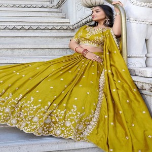 Conjunto de Lehenga Choli VASTRA COTTAGE en color mostaza, semicosturado, con blusa bordada con hilo Zari y dupatta con lentejuelas. - Product Image 2
