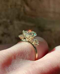 Anillo de tres piedras con diamante cultivado en laboratorio certificado por IGI de 2.01 quilates, corte pera, para mujer, oro sólido de 14 quilates, para regalo sorpresa nupcial, para boda - Product Image 3