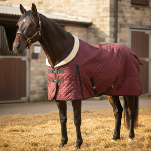 Manta acolchada para caballo color burdeos, suave forro polar con relleno, correas ajustables, cálida y cómoda manta ecuestre. - Product Image 2
