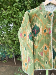 Veste en velours matelassé imprimé en coton de qualité supérieure pour femmes |   Vêtements d'extérieur floraux artisanaux faits à la main |   Boutique de mode de luxe - Product Image 2