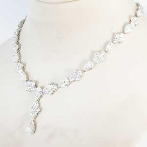 Collier en or blanc 18 carats de qualité supérieure avec diamants ronds et en forme de poire pour mariage ou anniversaire, disponible en gros - Product Image 5