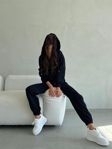 ชุดเซ็ตฮู้ดดี้ลำลองผ้าวอชดี้แบบครอปสำหรับผู้หญิง พร้อมกางเกงจ็อกเกอร์รูดเชือก ปักโลโก้ได้ตามต้องการ เหมาะสำหรับฤดูหนาว ชุดกีฬาสองชิ้น - Product Image 6