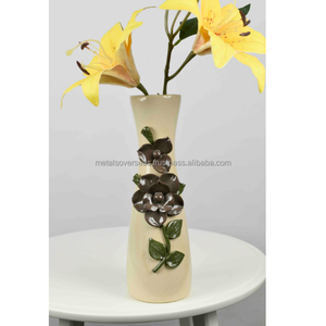 Jarrón de cerámica hecho a mano con decoración de rosa de bronce 3D, elegante jarrón de cerámica crema con detalles florales para decoración del hogar - Product Image 6