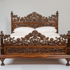 Cadre victorien en noyer foncé avec des sculptures ajourées et des poteaux décorés d'ornements, disponible à prix de gros - Product Image 1