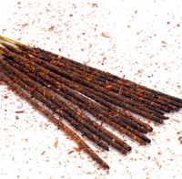Incienso Artesanal de Madera de Bambú Ecológico con Pétalos de Rosa de Cachemira y Oud Árabe Natural, Varillas de Incienso Tradicionales Masala Agarbatti de Fábrica