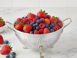Passoire en acier inoxydable avec poignées et support, passoire de cuisine durable pour fruits et légumes, ustensiles de cuisine élégants et essentiels - Product Image 5