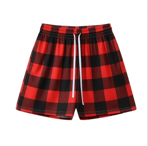 Shorts décontractés pour hommes personnalisés, à carreaux rouges et noirs, avec cordon de serrage, séchage rapide, en maille sport - Product Image 1