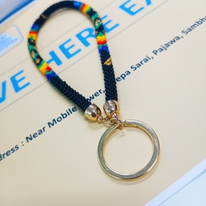 WE HERE EXPORTS Porte-clés de poignet tendance pour femme, fait main, avec perles de rocaille, pierres imitation perle et éléments à insérer pour ongles, May - Product Image 1