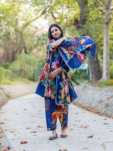 ชุดส่าหรีผู้หญิง NIYANI ลายดอกไม้สีฟ้าสำหรับฤดูร้อน ผ้าโพลีเอสเตอร์ แห้งเร็ว ทรงปกติ ความยาวระดับข้อเท้า สวมใส่สบายๆ - Product Image 3