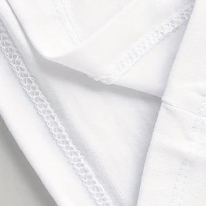 El glamour informal es fácil de lograr con esta camiseta con pedrería brillante. - Product Image 4