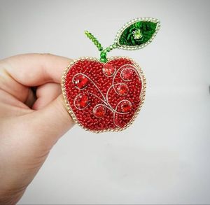 Elegante broche bordado a mano con diseño de manzana y cuentas, pin decorativo para la solapa de vestidos, chaquetas y bufandas. - Product Image 3