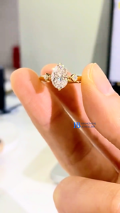 Bague de fiançailles en diamant de laboratoire de taille ovale certifiée IGI, plaquée or, trois pierres, bijoux de mariage - Product Image 1