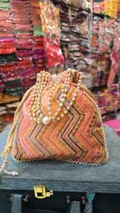 Bolsitas indias vibrantes bordadas con diseño en zig-zag, con asa de perlas y detalles de borlas, ideales para regalos de boda o Eid. - Product Image 2