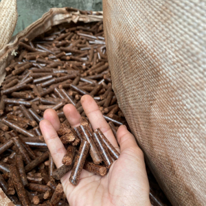 Pellets de madera ENplus premium de Merades de Indonesia, combustible de calefacción sostenible para hogares y calderas industriales en Lituania. - Product Image 1