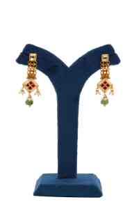 Ensemble de collier en or avec breloques en pierres vertes et rouges, accents de perles blanches et boucles d'oreilles pendantes assorties pour femmes - Product Image 2