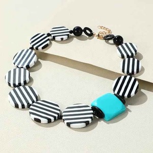 Collar de resina moderno para mujer, joyería con colgante a la moda, ligero y elegante - Product Image 3