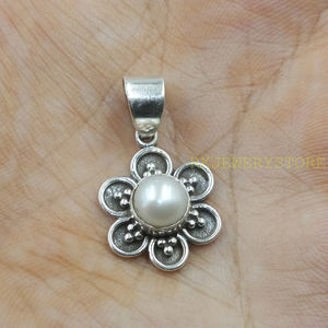 Pendentif Fleur en Argent Sterling 925 avec Perle, Bijou Floral Vintage Fait Main, Collier Minimaliste pour Femme, Breloque Perle Blanche - Product Image 4