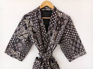 Kimono de algodón indio hecho a mano con estampado de Kantha, acolchado, para mujer, de manga tres cuartos, con cierre de cordón. - Product Image 2