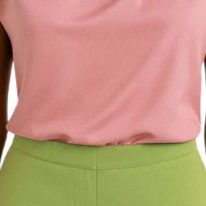 Blusa con Cuello Alto AKA para Mujer, Top Rosa Drapeado de Manga Corta, Elegante para Oficina, Ropa Griega de Hermandad, Top Moderno y con Estilo - Product Image 4