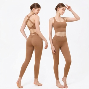 Conjunto de Leggings y Sujetador Deportivo de Cintura Alta Resistente al Agua con Logotipo Personalizado para Mujer - Ropa Deportiva con Detalle Trenzado - Product Image 5