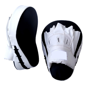 Pad de frappe en cuir personnalisé de haute qualité, respirant et anti-humidité, idéal pour l'entraînement MMA au Pakistan - Product Image 3