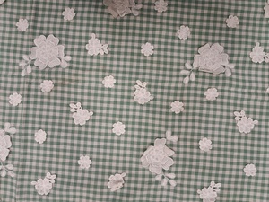 Tela de Algodón a Cuadros Verde Salvia y Blanco de Primera Calidad con Bordado Floral Blanco en 3D - Material para Apliques de Diseño - Product Image 4