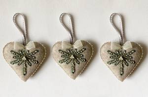 Cerceau de broderie en coton brodé à la main, motif cœur et pin, perles, durable, écologique, 15 cm, pour décoration de sapin de Noël - Product Image 2