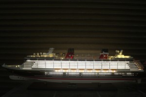 DIS.NEY DREAM WITH LIGHTS Modèle de bateau de croisière américain en bois artisanal pour la décoration de bureau, cadeau d'affaires, collection - Product Image 3