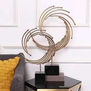 Sculpture abstraite en métal doré de luxe, motif tourbillon, figurine à rubans entrelacés, centre de table géométrique moderne, base en marbre noir - Product Image 1