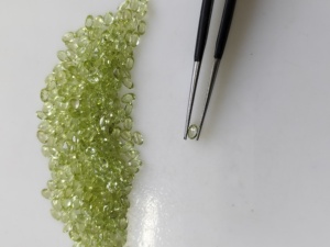 Peridoto Verde Natural, Corte Ovalado de 3x2MM, Piedra Preciosa Suelta de la Mejor Calidad, Personalizable, para Joyería - Product Image 1