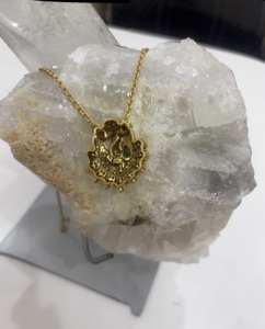 ชุดเครื่องประดับสร้อยคอพร้อมต่างหูรูปนกยูงชุบทองคำขาว รุ่น SM-739 จาก Amaira Jewels ประดับคริสตัลและเพชรเทียม สไตล์คลาสสิกวินเทจ เหมาะสำหรับงานแต่งงานของผู้หญิง - Product Image 3