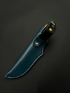 Cuchillo de Caza de Acero Alemán con Borde Parcialmente Dentado, Mango de Resina Epoxi con Diseño de Piña, Funda de Cuero Duradera y Ligera - Product Image 5
