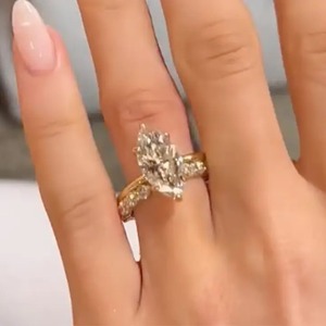 Anillo de Compromiso Solitario de Moissanita 925 de 4.0 Quilates con Corte Marquesa, Engaste de 6 Puntas, Plata de Ley Chapada en Oro Amarillo para Mujer - Product Image 2