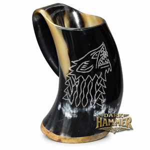 Mug en corne naturelle avec base en bois, design loup, fait main, style nordique viking, vaisselle rustique médiévale - Product Image 1