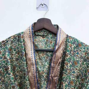 Kimono de Seda Vintage Indio, Bata de Baño de Seda Suave, Diseño de Patchwork, Talla Única, Ropa de Dormir, Bata Multicolor, Ropa Cómoda para el Hogar - Product Image 3