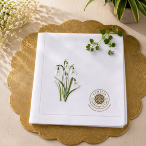 El elegante bordado de lirios agrega un toque floral refinado, perfecto para anfitrionaje y regalos elegantes. - Product Image 1