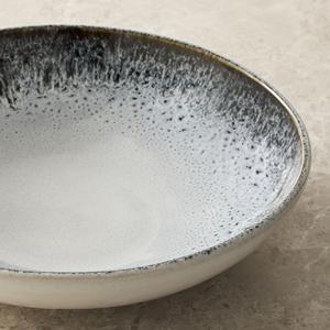 Bol à salade en céramique contemporain, design unique avec bord large et glaçure givrée, résistant aux rayures, qualité alimentaire, pour restaurant haut de gamme - Product Image 3