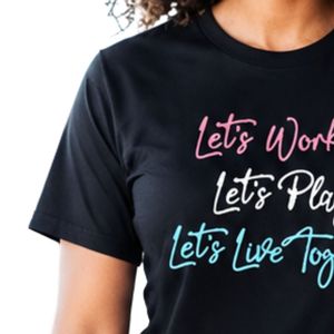 T-shirt noir à manches courtes pour femme avec inscription multicolore « Let's Work Let's Play Let's Live Together » brodée, col rond, décontracté - Product Image 3