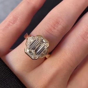 Anillo de Compromiso con Corte Esmeralda y Engaste de Bisel, Oro Amarillo de 14K, Certificado IGI, Claridad VVS+, Diamante Cultivado en Laboratorio de 3.00CT, Estilo Minimalista - Product Image 3