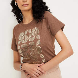 T-shirts en coton légers et respirants pour femmes, parfaits pour les voyages d'été et les tenues décontractées. T-shirts à manches longues pour femmes. - Product Image 1