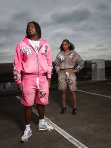 Ensemble de survêtement homme rose et noir personnalisé en molleton épais avec sweat à capuche zippé et short assorti – Tenue streetwear - Product Image 6