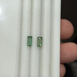 Paire de tourmalines vert menthe naturelles de qualité supérieure, taille baguette, 3 carats, pureté loupe, qualité AAAA, provenance Madagascar, qualité bijoux fins, pierres précieuses - Product Image 3