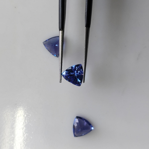 แทนซาไนต์สีน้ำเงินธรรมชาติ 7 มม. ทรงทริลเลียนคัท คุณภาพดีที่สุด พลอยหลวมสำหรับทำเครื่องประดับ จากเรดเมาน์เทน เจมส์ - Product Image 1