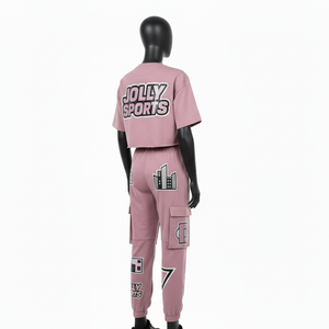 ชุดเซ็ตเสื้อครอปท็อปสีชมพูผ้าฝ้ายเฟรนช์เทอร์รี่พรีเมียม 280 GSM สำหรับผู้หญิง พร้อมกางเกงจ็อกเกอร์ ปักลายเชนิลล์ ปักโลโก้ตามสั่ง ชุดเซ็ตสำหรับผู้หญิง - Product Image 5